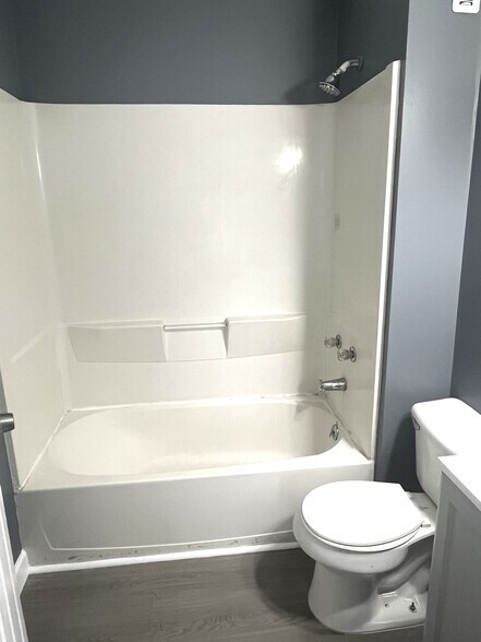 Building Photo - 548 E 7th St