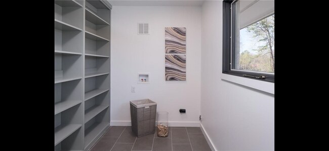 Building Photo - 414 Shorecrest Dr