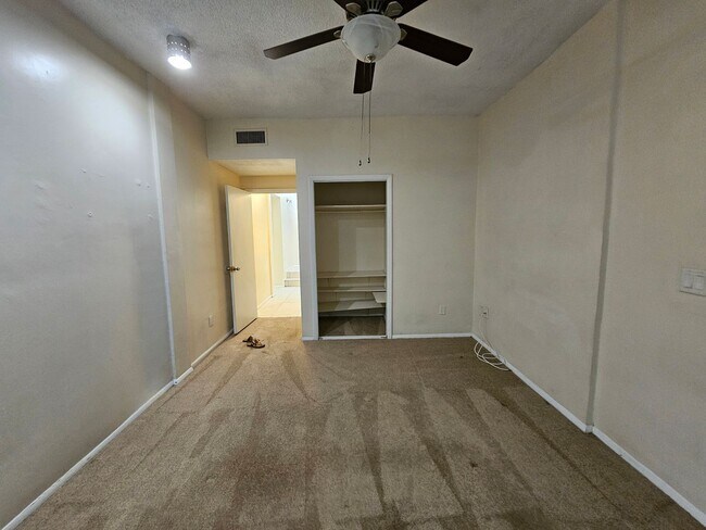 Building Photo - 6 Bedroom/3 Bath home in Black Acres