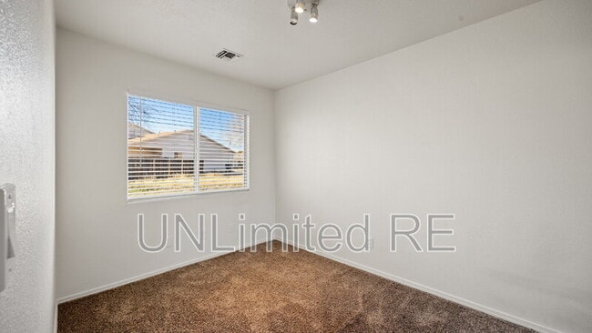 Building Photo - 3232 N Hedgewood Dr