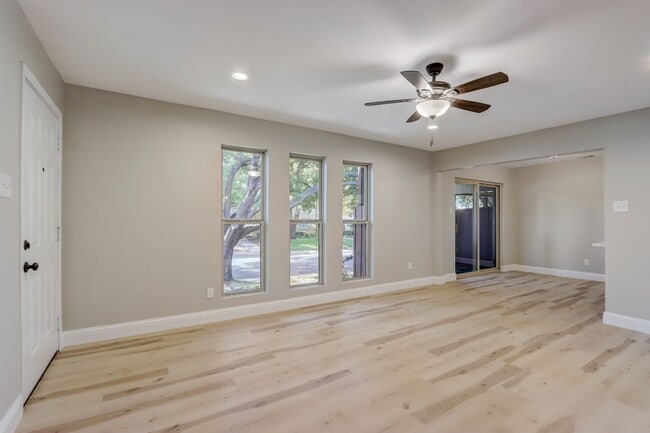 Building Photo - 5814 Sandhurst Ln