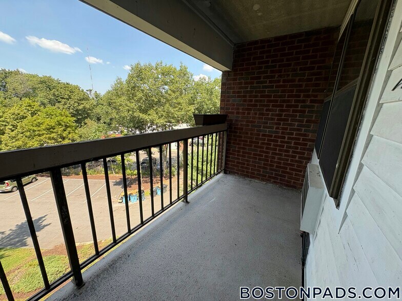 Building Photo - 757 Highland Ave