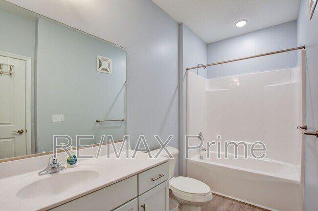 Building Photo - 1720 Vankar Dr