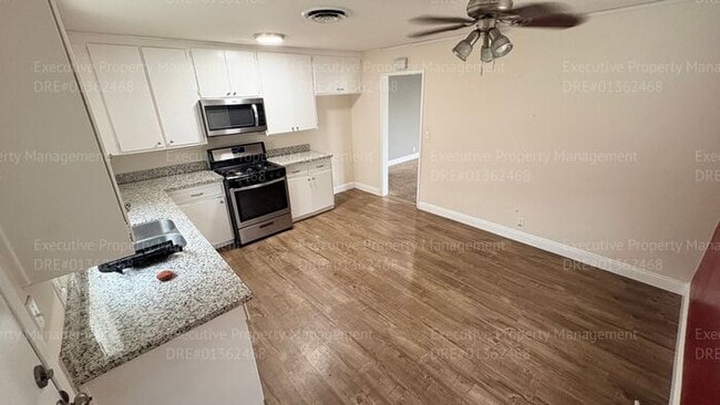 Building Photo - 2 bedroom 1 bathroom house located off the main street Oildale Dr.