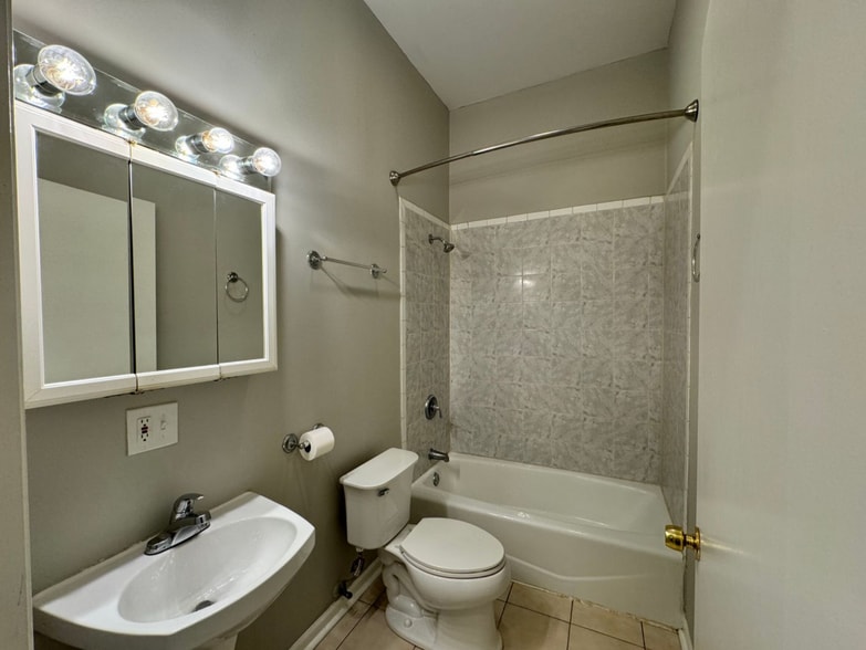 Building Photo - 4955 N Damen Ave