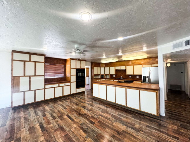 Building Photo - "Spacious 3-Bedroom Oasis in Yuma - 2,721 ...