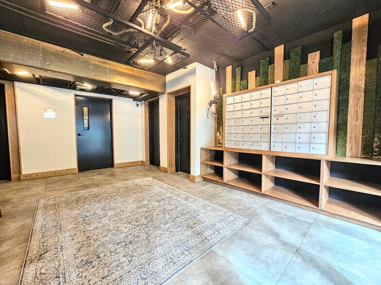 Building Photo - 524 W Oakdale Ave