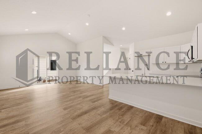 Building Photo - 5247 N Pinecrest Ct