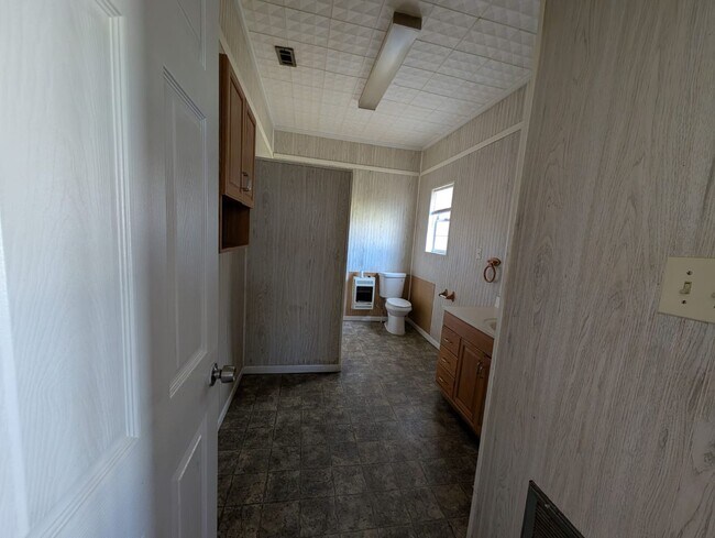 Building Photo - 510 W Bilbo Ave