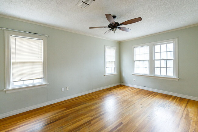Building Photo - 3 bedroom less than 1 mile from Tech