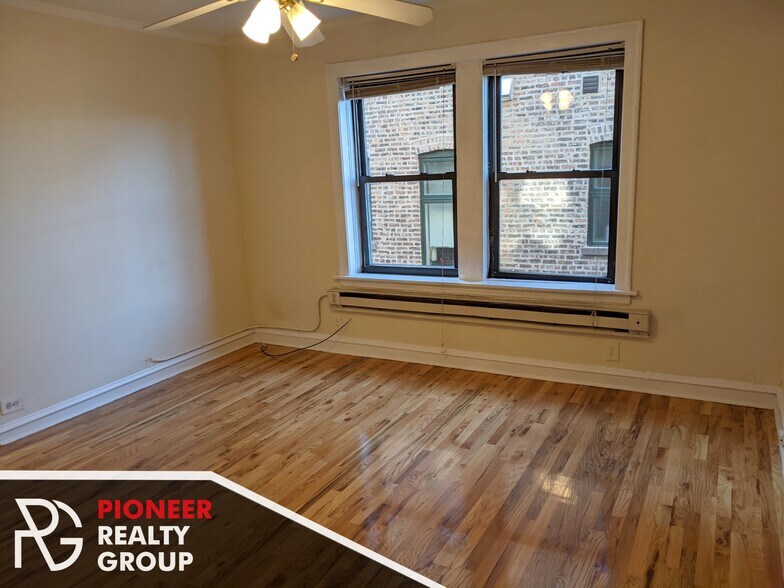 Building Photo - 546 W Wellington Ave