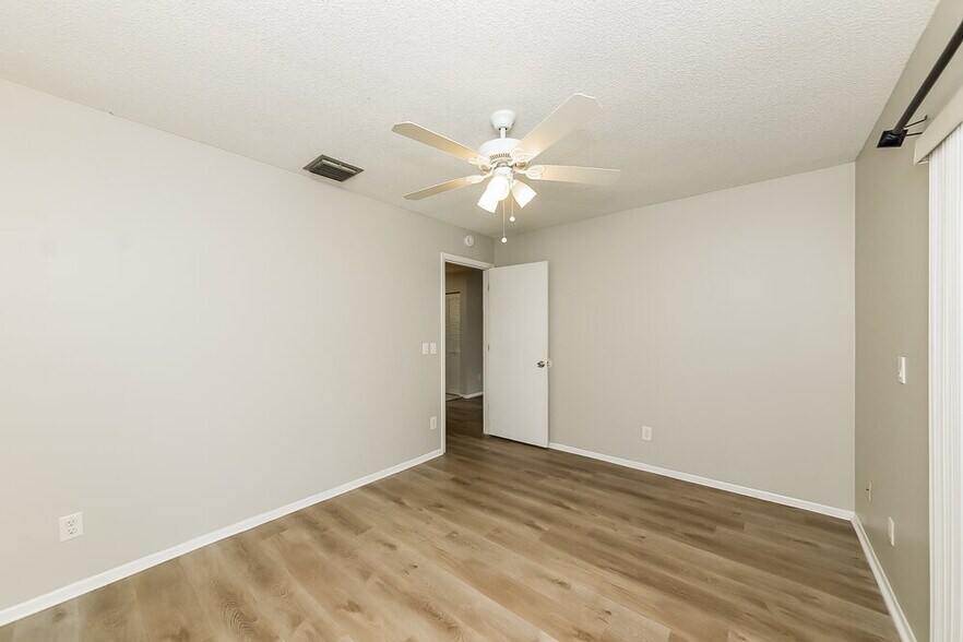 Building Photo - 4725 Country Oaks Blvd