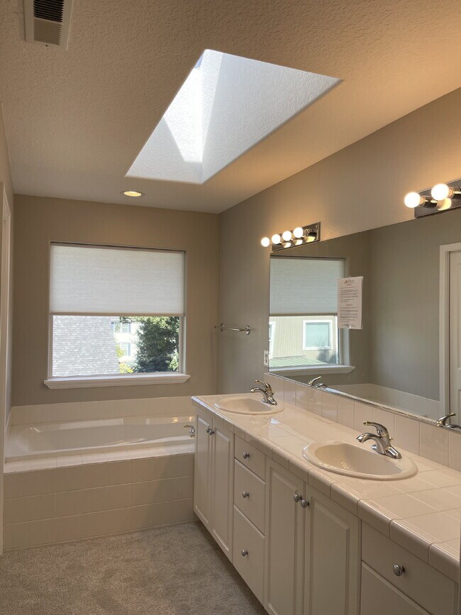 Building Photo - 13493 SE Rolling Meadows Dr