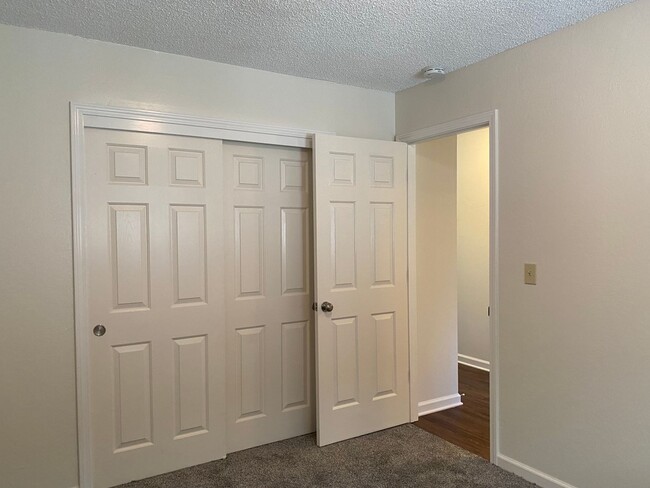 Building Photo - Convenient location, washer/dryer included