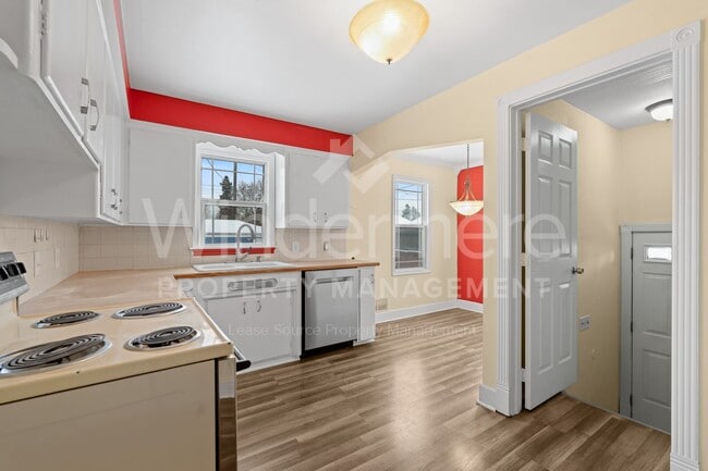 Building Photo - *MOVE IN SPECIAL * 1ST FULL MONTH FREE* Great 3-Bedroom Home IN The Garland District