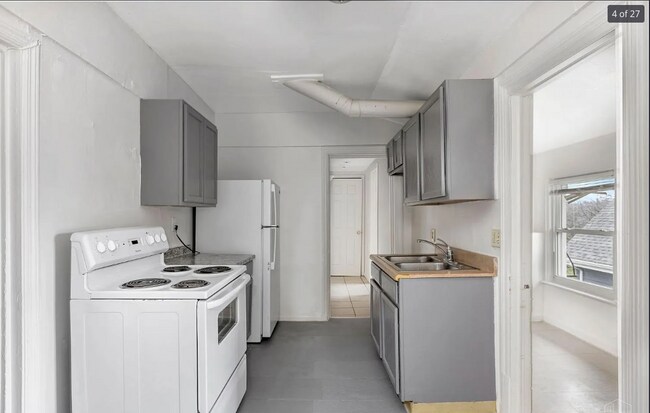 Building Photo - Spacious 3-Bed Apartment - Off-Street Parking, and Optional Garage