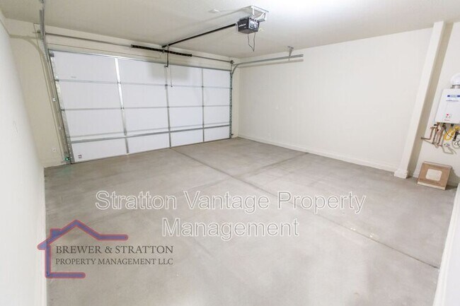 Building Photo - 18473 N Lakeside Dr