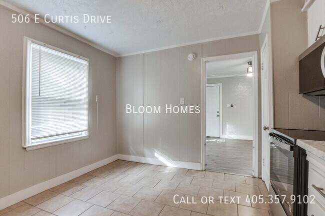 Building Photo - 506 E Curtis Dr