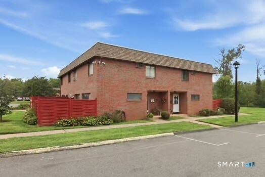 Building Photo - 7 Sharon Ln