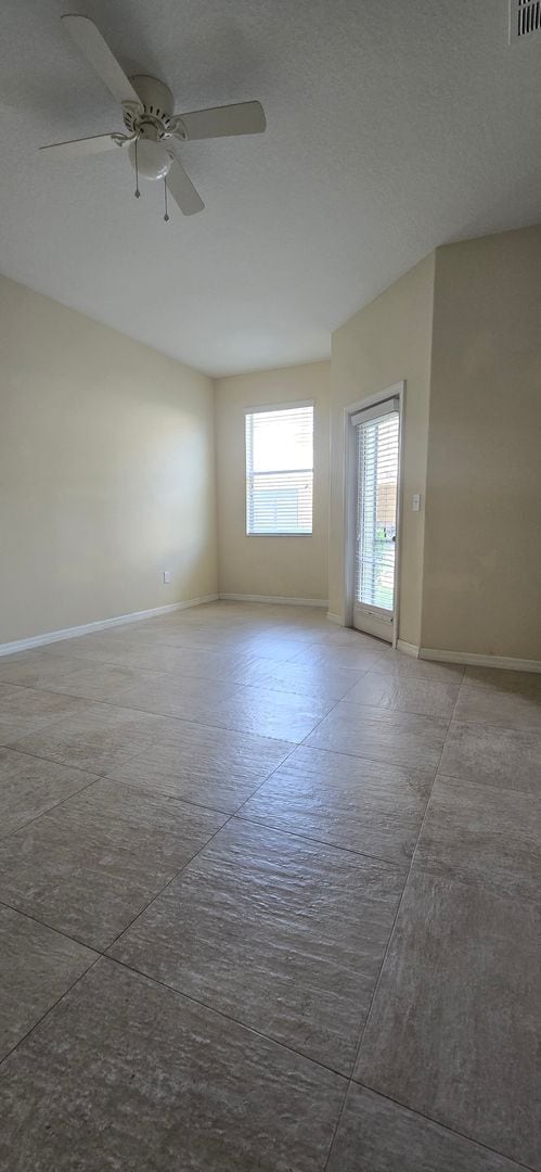 Building Photo - Amazing 4 Bedroom + Office/Bonus Room, 2 1...