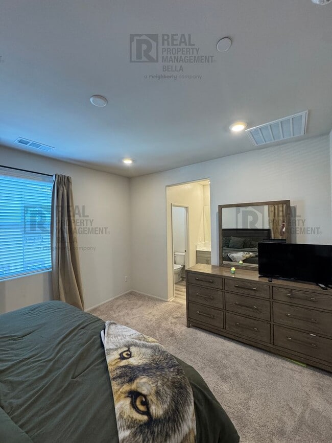Building Photo - Modern 4-Bedroom Condo with Prime Temecula...