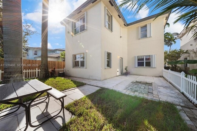 Building Photo - 3641 NE 4th St