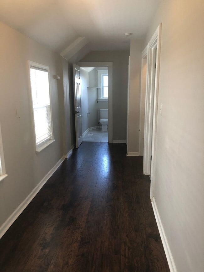 Building Photo - Single Family Home 3 beds 2 bath Available Now!