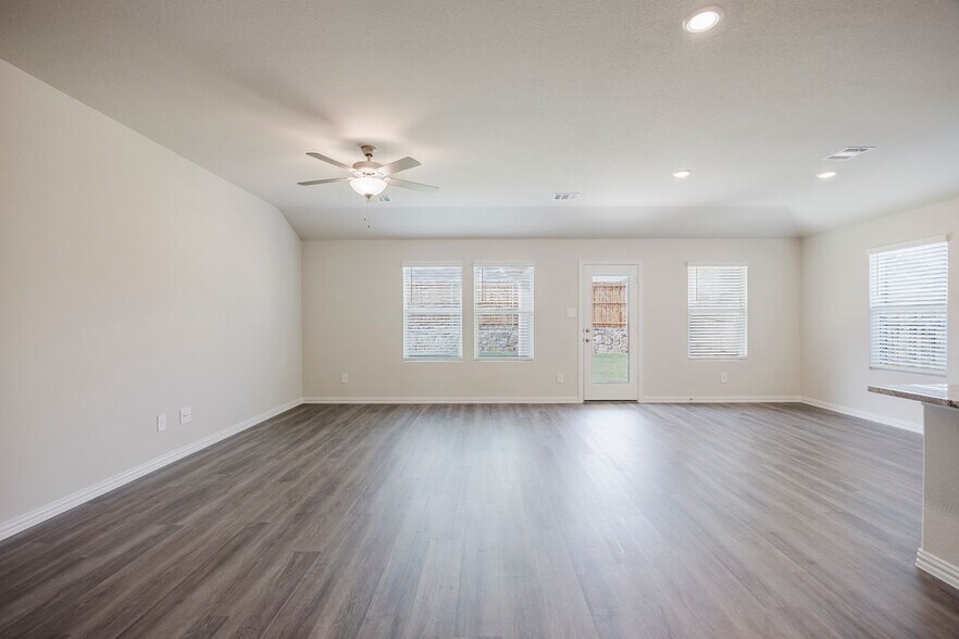 Building Photo - 2121 Gustavus Dr