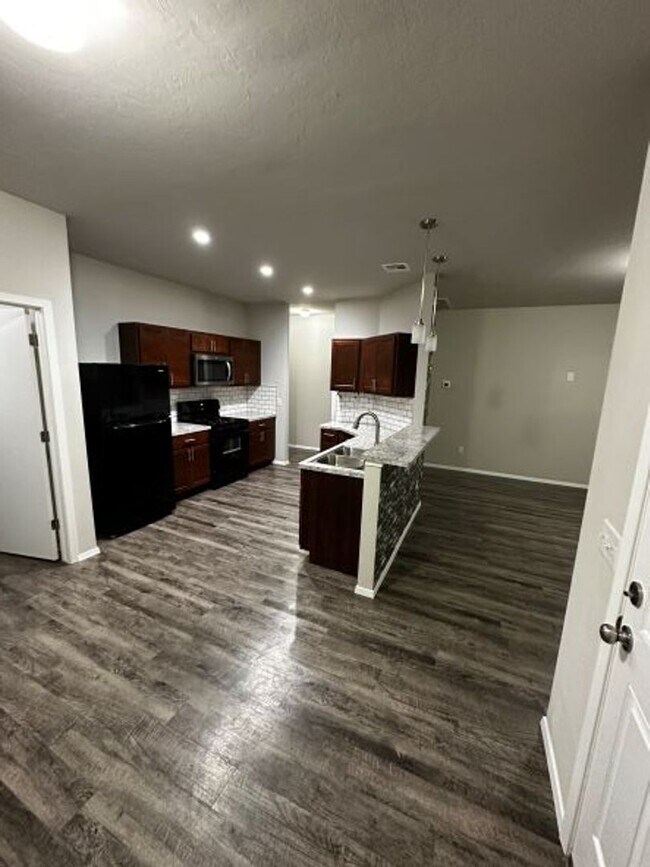 Building Photo - Open Floor Plan - Great Location - Putnam City Schools