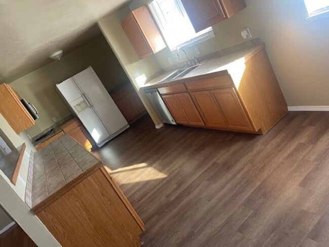 Building Photo - Newly Renovated - Spacious 5bed/2bath!