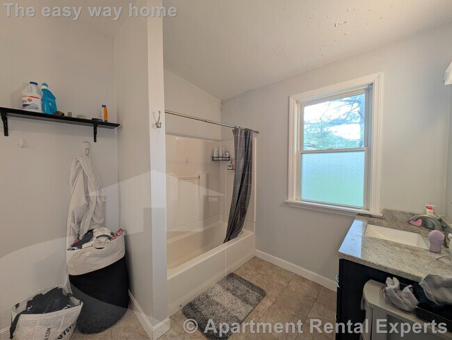 Building Photo - 16 Curtis Ave