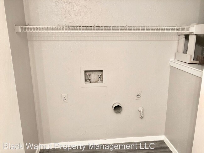 Building Photo - 1900 Albury Cove