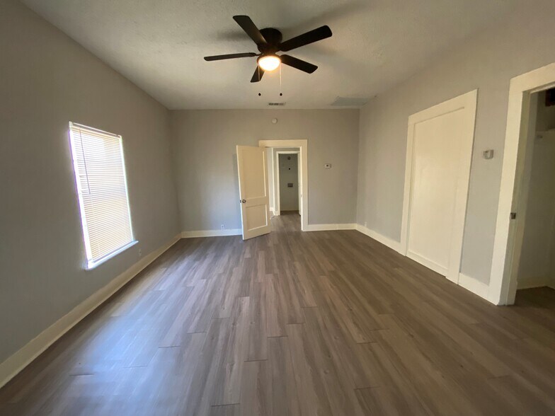 Combo Bed and Liv Rm - 3020 Sappington Pl