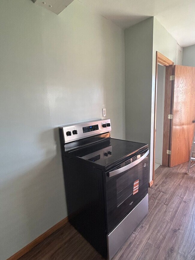 Building Photo - Updated 3-Bedroom Home