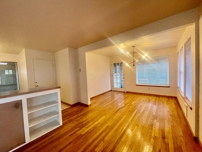 Building Photo - 3245 31st Ave W