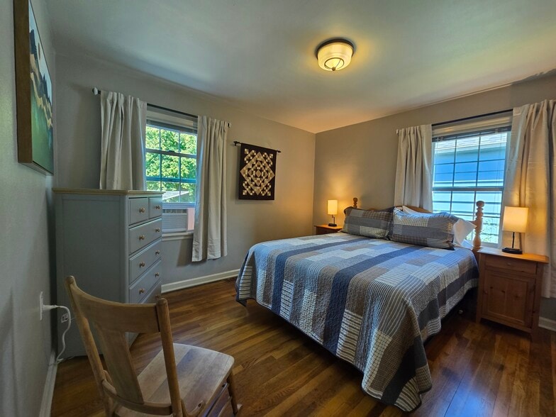 Queen bed - 1065 13th St NE