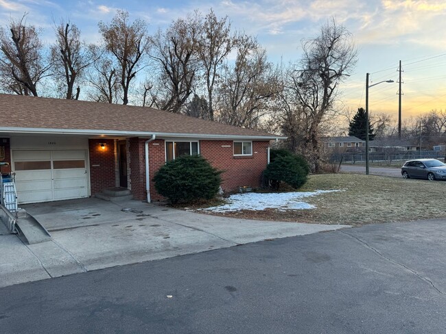 Building Photo - Lakewood Duplex Home