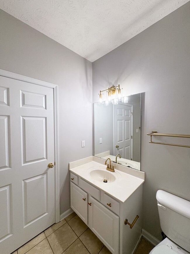 Building Photo - Gorgeous 2 Bed, 2 Bath End Unit Townhome