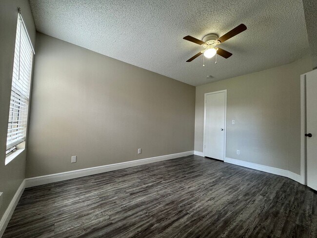 Building Photo - 2/1 Condo in Gated Lakefront Altamonte Com...