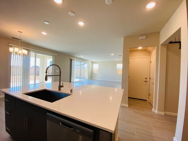 Building Photo - COMING SOON! $2,750 Ashlan & Highland, 4 B...