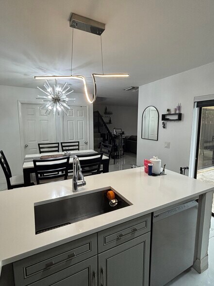 Building Photo - 1017 10th Way