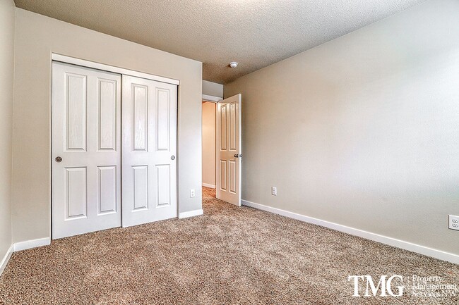 Building Photo - 3 Bedroom/2.5 Bath With Fenced Backyard, W/D Included, and AC!