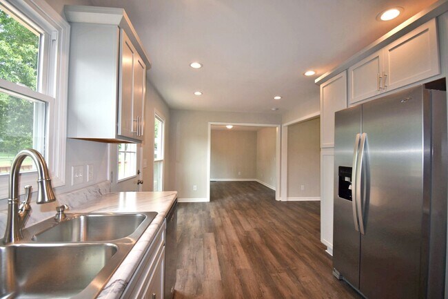 Building Photo - Beautifully remodeled 4BR/2BA one level home in M'boro, triple Rockvale schools!