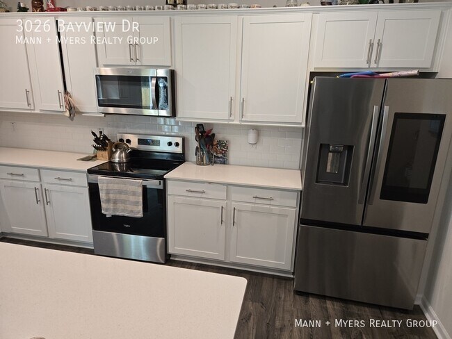Building Photo - 3026 Bayview Dr