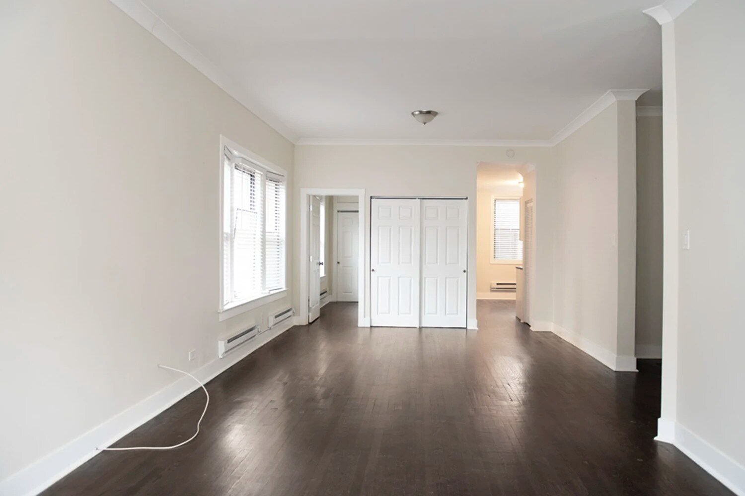 Building Photo - 923 W Waveland Ave