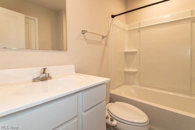 Building Photo - 472 Roberta Dr