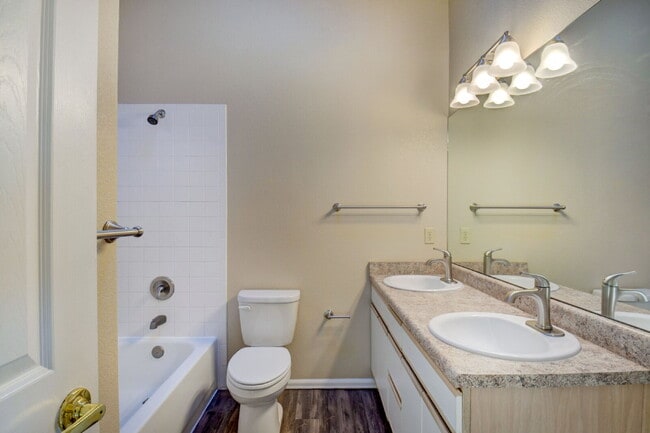 Building Photo - Updated 2-Bed Townhome in Ptarmigan Valley...
