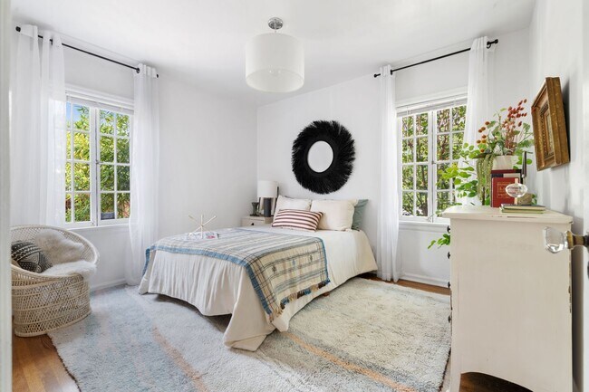 Building Photo - Charming Spanish-Style Gem in Coveted Tolu...