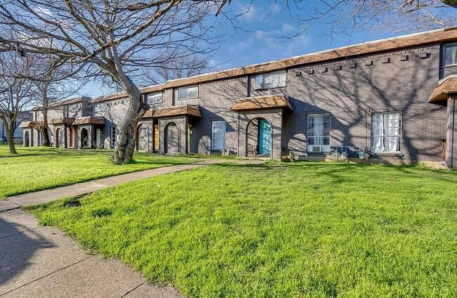 Primary Photo - 2222 El Paso St