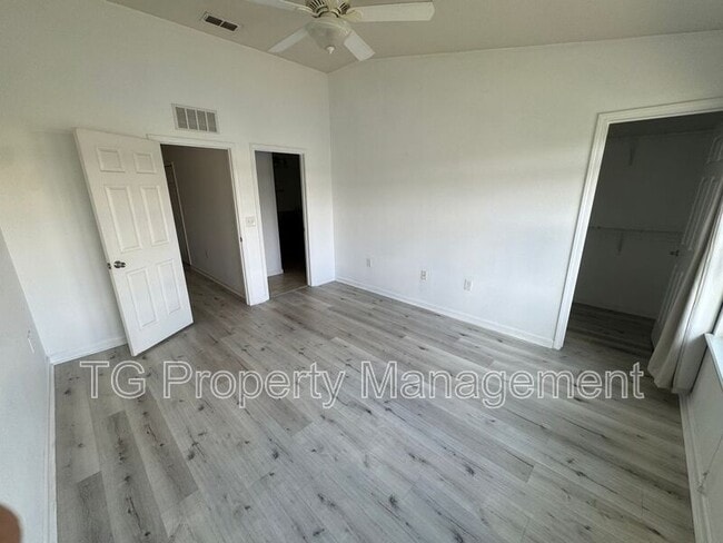 Building Photo - 6798 Roundleaf Dr